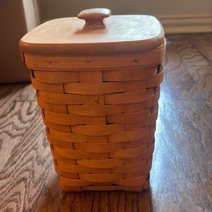 Longaberger basket with lid and protector